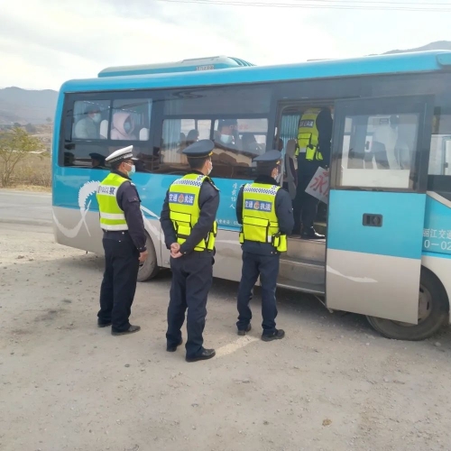 永胜县期纳中队联合运政管理部门开展道路交通事故预防“减量控大”行动