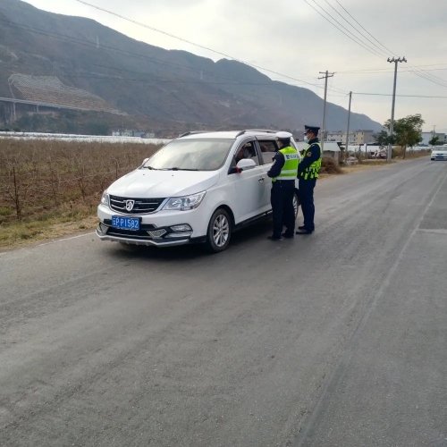永胜县期纳中队联合运政管理部门开展道路交通事故预防“减量控大”行动