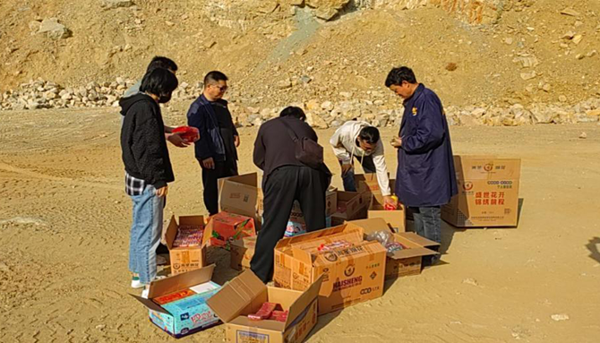 华坪县集中销毁一批非法烟花爆竹