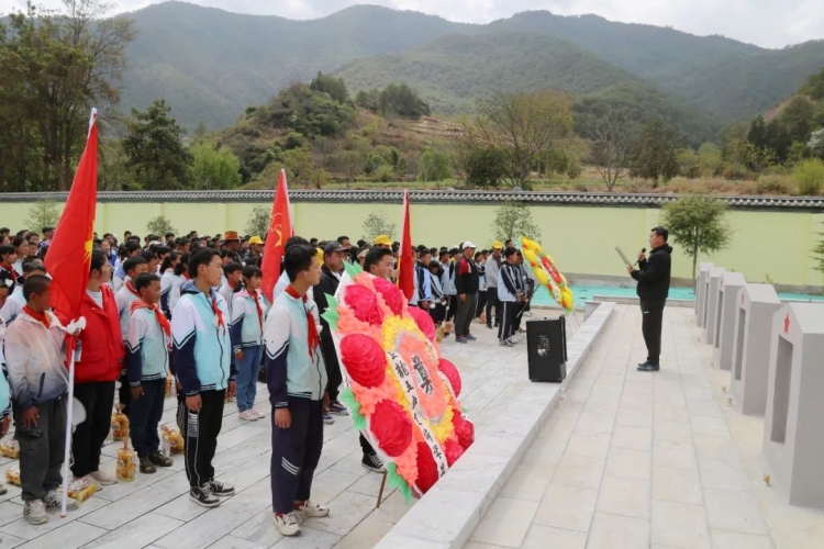 玉龙县第五中学师生到巨甸烈士纪念园开展清明节前祭扫活动