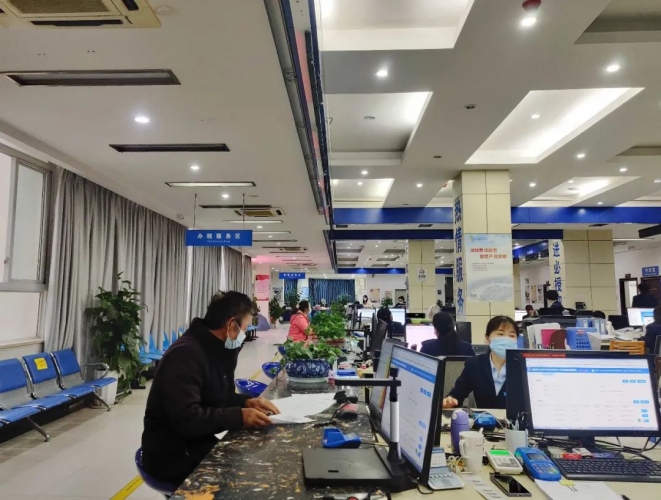 华坪县税务局：精心部署快行动 退税“红包”到企业.jpg