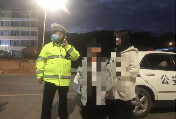 车辆涉嫌超员，为逃避检查，驾驶员居然让乘车的小孩这样做……