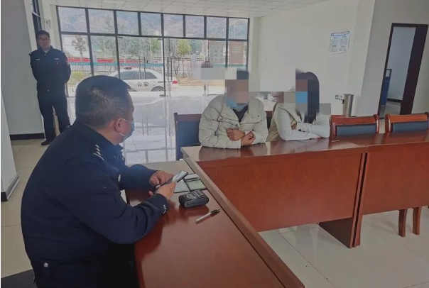 车辆涉嫌超员，为逃避检查，驾驶员居然让乘车的小孩这样做……