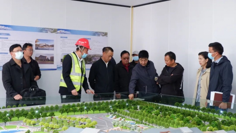 玉龙雪山景区领导一行到玉龙雪山新游客服务中心项目施工现场调研.jpg