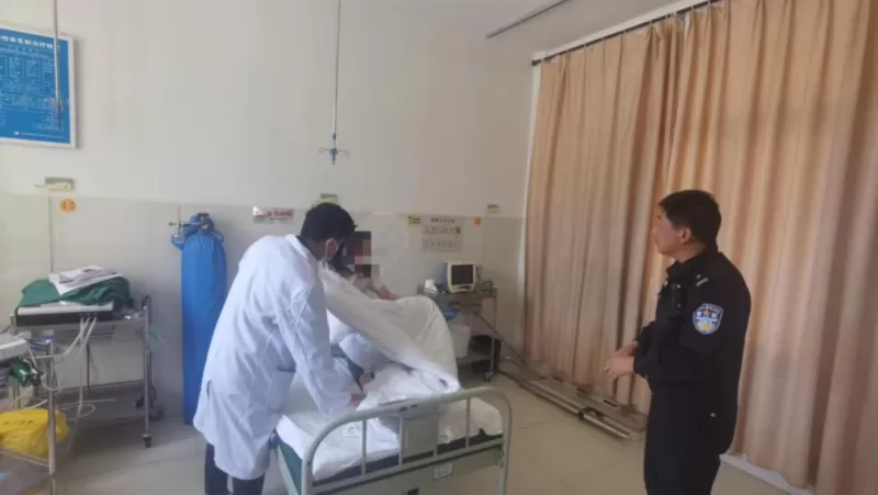 群众突发心脏病，玉龙民警及时援助转危为安