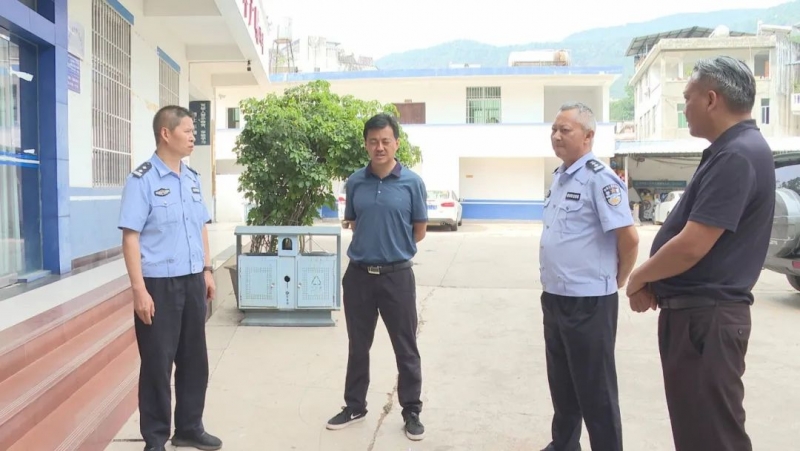 华坪县长和振随机调研检查疫情防控 森林防火 安全生产工作以及值班值守情况.jpg