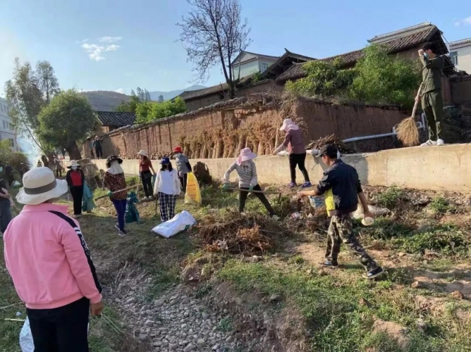 永胜县程海镇开展清河行动保护母亲湖