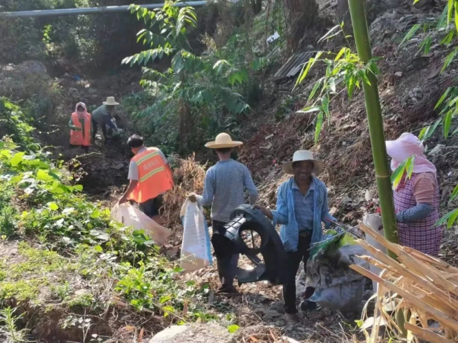 永胜县程海镇开展清河行动保护母亲湖