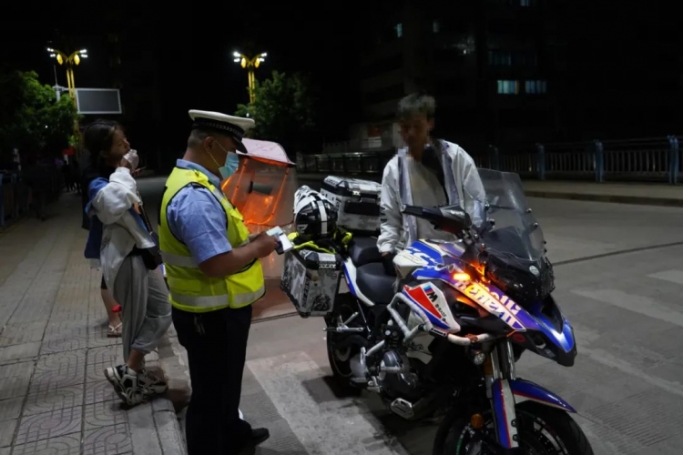 华坪警方铁腕整治摩托车“飙车炸街”违法行为