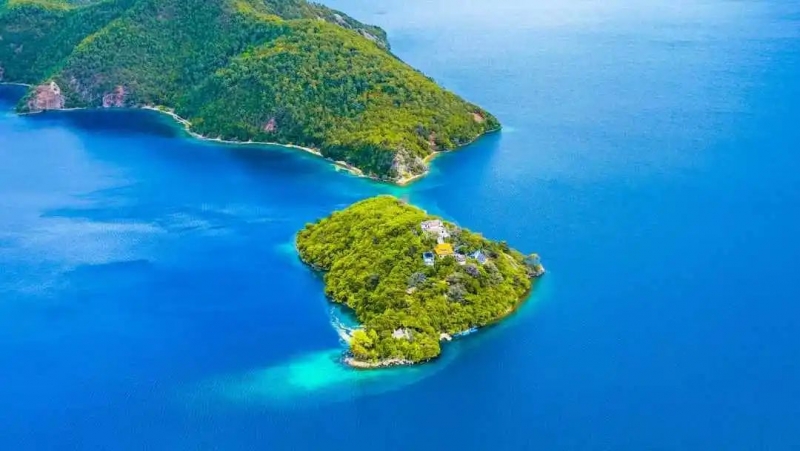 壁纸上新！雨后的泸沽湖美如“天空之境”