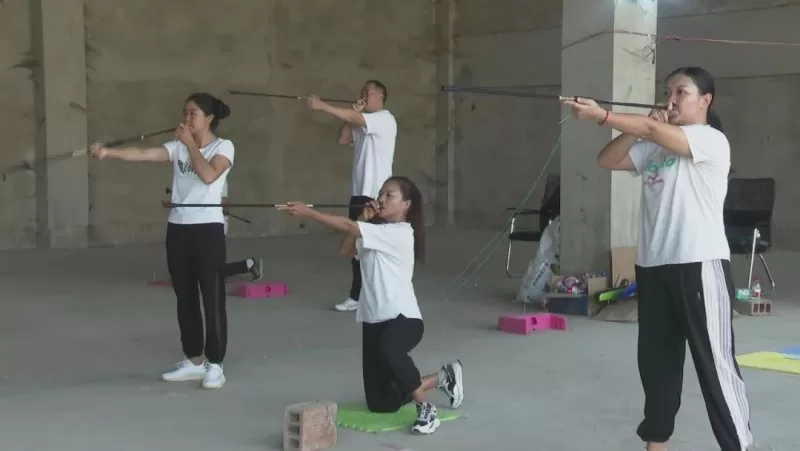 华坪县派出6名运动员参加民族运动会吹枪项目比赛