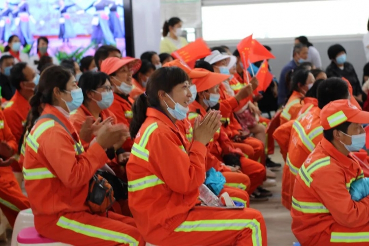 古城区投控集团：大手牵小手，陪孩子一起过六一 (2).jpg