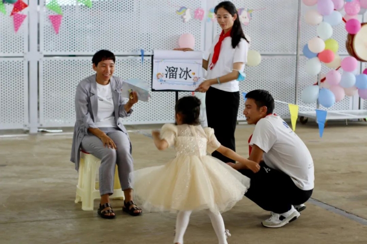 古城区投控集团：大手牵小手，陪孩子一起过六一 (4).jpg