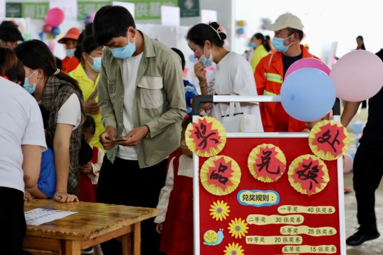 古城区投控集团：大手牵小手，陪孩子一起过六一 (6).jpg