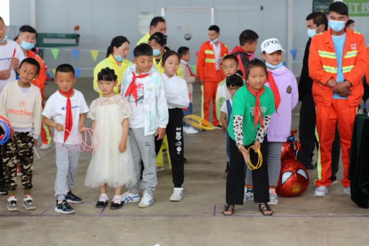 古城区投控集团：大手牵小手，陪孩子一起过六一 (5).jpg
