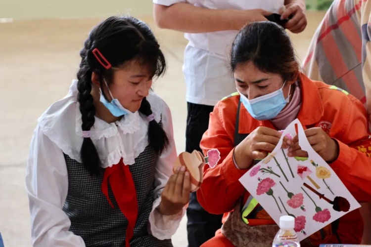 古城区投控集团：大手牵小手，陪孩子一起过六一 (8).jpg