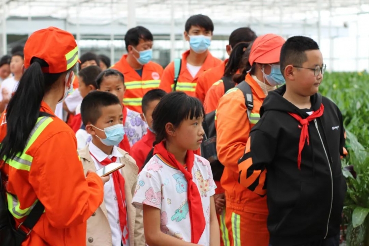 古城区投控集团：大手牵小手，陪孩子一起过六一 (10).jpg