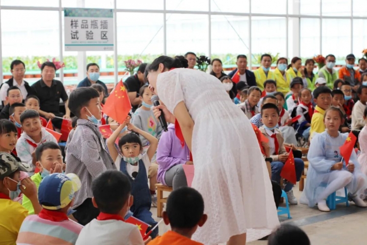 古城区投控集团：大手牵小手，陪孩子一起过六一 (12).jpg