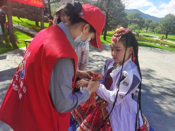 玉龙雪山景区给游客包粽子、戴彩绳 (1).jpg