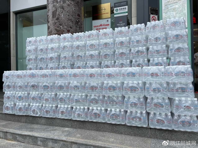 中国工商银行丽江分行向省第十二届民族运动会捐赠瓶装水、手提袋 (3).jpg