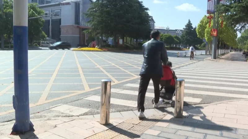 古城区进行缘石坡道“微改造”，无障碍环境建设