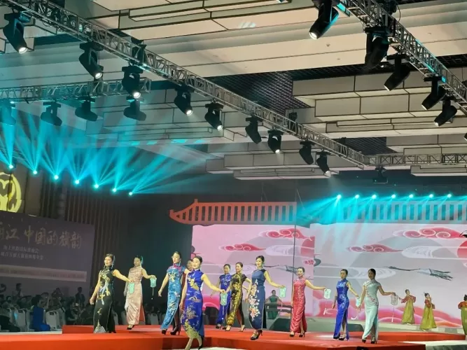 “世界的丽江，中国的旗韵”，600余名佳丽欢聚丽江这场旗袍盛会！