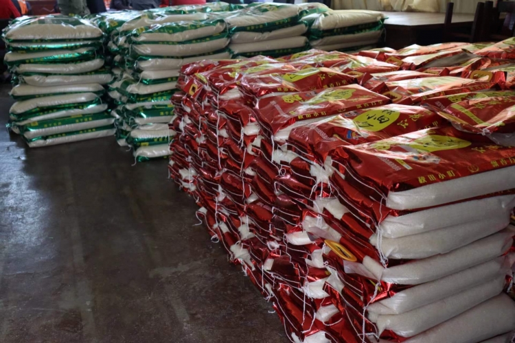 尊老爱老 今天，样样红公司为这257名老人送去温暖……   