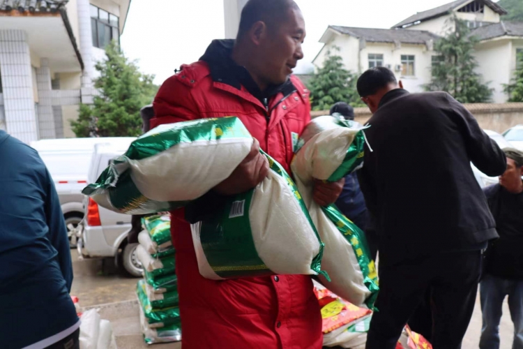 尊老爱老 今天，样样红公司为这257名老人送去温暖……   