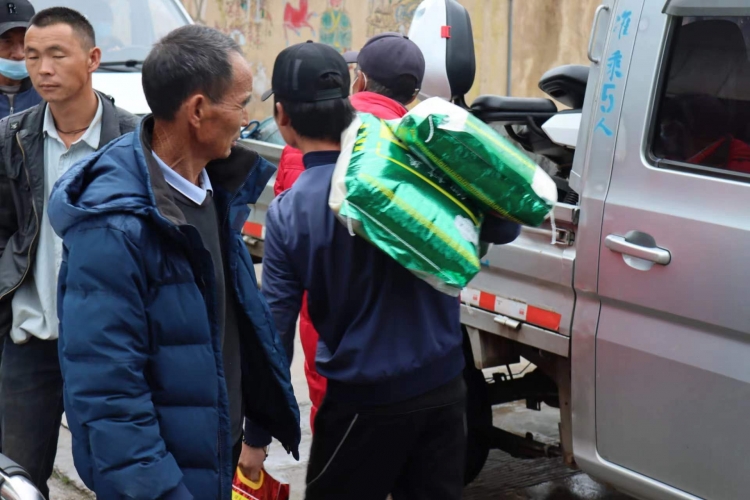 尊老爱老 今天，样样红公司为这257名老人送去温暖……   