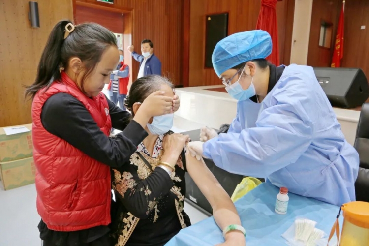 古城区大研街道开展“小手拉大手”疫苗接种活动