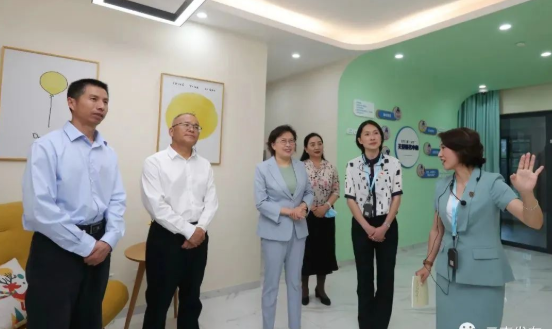 全国妇联党组书记、副主席、书记处第一书记黄晓薇到华坪县看望张桂梅老师