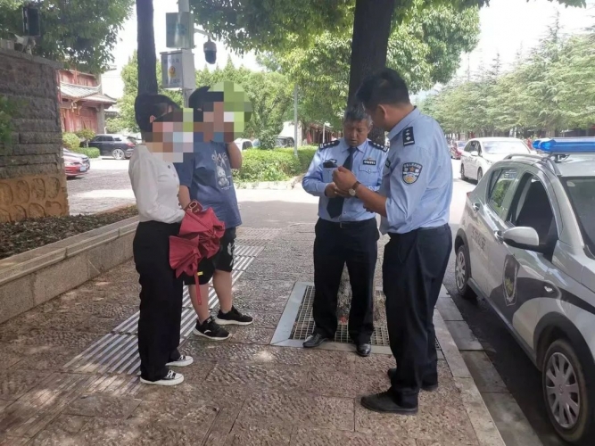 景区民警帮助游客寻回“遗失的美好”.jpg