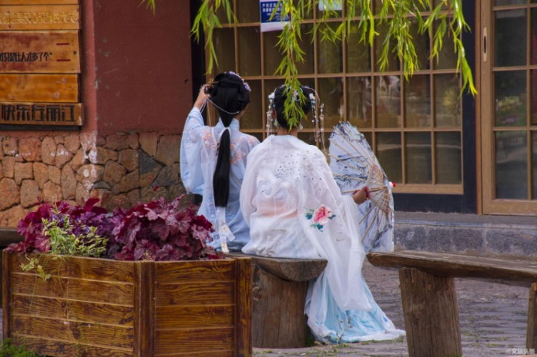 “扭扭车男孩”， 毕业旅行来丽江吧！ 我们诚挚欢迎！