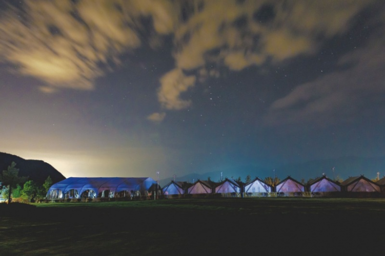 “扭扭车男孩”， 毕业旅行来丽江吧！ 我们诚挚欢迎！