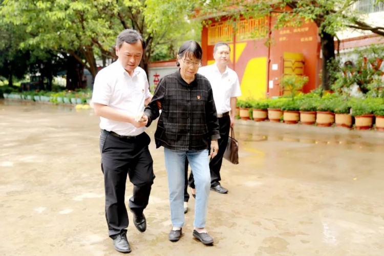 华坪县委书记王峥建党节看望慰问“七一勋章”获得者张桂梅老师.jpg