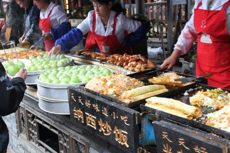 在丽江 酸汤猪脚火锅配大麦酒，董宇辉说“这味道简直了”