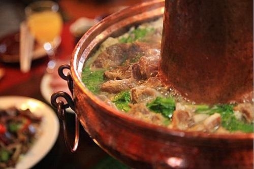 在丽江 酸汤猪脚火锅配大麦酒，董宇辉说“这味道简直了”