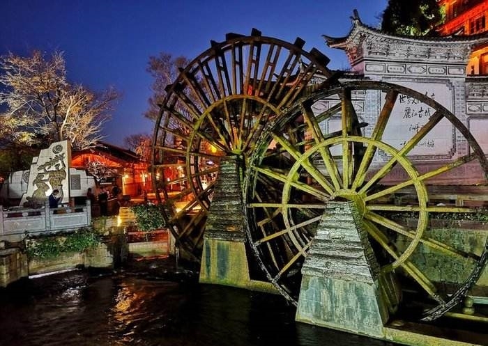 在丽江 酸汤猪脚火锅配大麦酒，董宇辉说“这味道简直了”