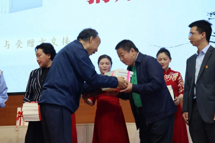 为丽江文化发展添砖加瓦！丽江举行《白庚胜文集》捐赠仪式