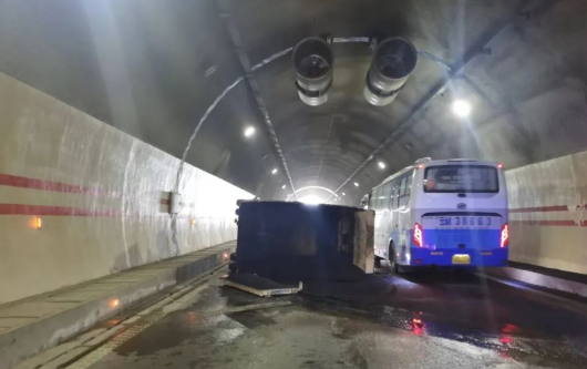 危险！满载沥青的货车在大丽高速在隧道内失控侧翻……