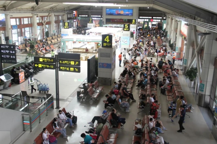 丽江机场连续11天单日保障旅客突破1.5万人次