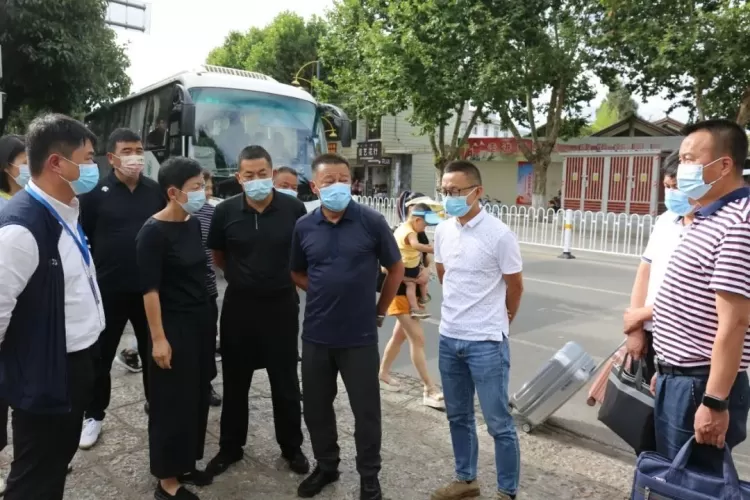 苏武到丽江古城调研疫情防控、旅游秩序管理及安保维稳工作