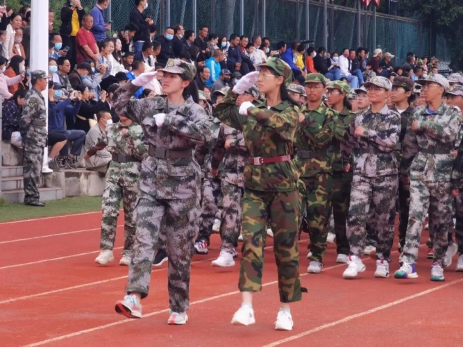 古城区一中举行2021级学生军训汇报表演2.jpg