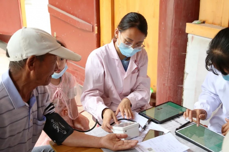 古城区金山卫生院开展老年人慢性病筛查及免费健康体检活动，为辖区老人把好“健康关口”