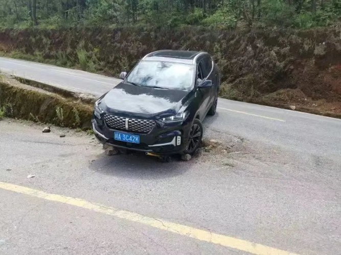 车入“囧途” 警民协力施救