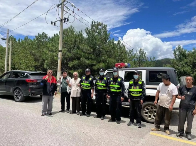 车入“囧途” 警民协力施救