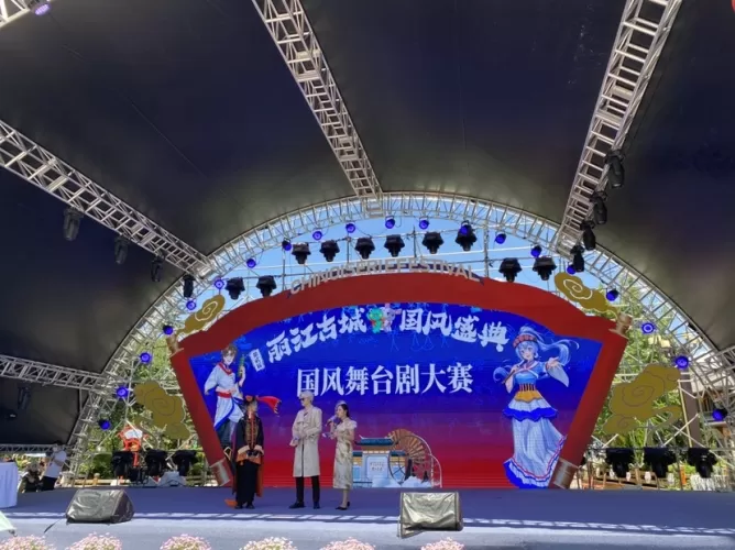 沿着丽江古城的石板路  沉浸式互动推开诗意国风之门