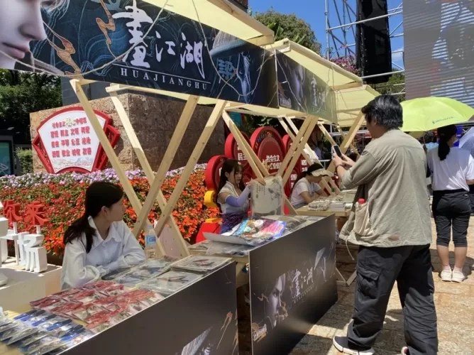 沿着丽江古城的石板路  沉浸式互动推开诗意国风之门