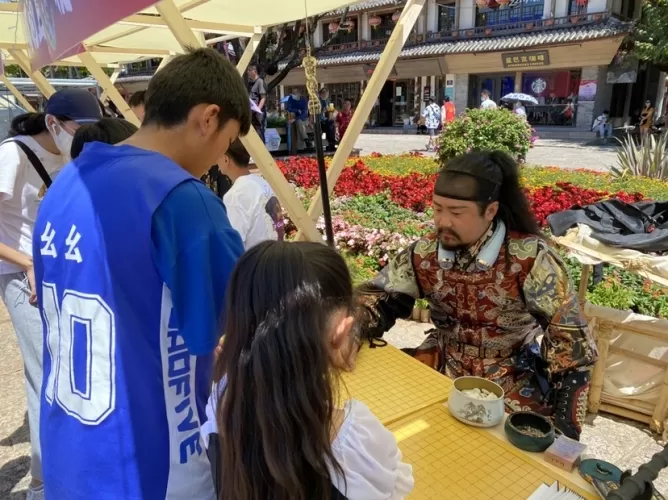 沿着丽江古城的石板路  沉浸式互动推开诗意国风之门