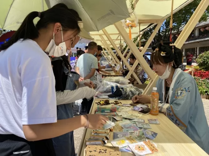 沿着丽江古城的石板路  沉浸式互动推开诗意国风之门